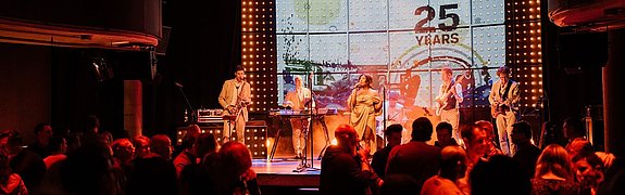 Vorweihnachtliche Jubiläumsfeier der PLATH Group im Mojo Club, Hamburg. Über 400 Gäste feierten gemeinsam, tanzten und genossen die festliche Stimmung.