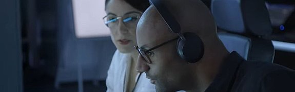 Hochauflösendes Bild für das PLATH Group Imagevideo, das die fortschrittliche Signal Intelligence (SIGNIT) und Kommunikations Intelligence (COMINT) Signalverarbeitungstechnologie in beeindruckenden Szenen präsentiert.